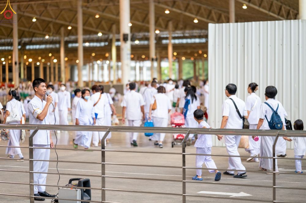 ภาพ No.89403:พิธีตักบาตร ข้าวสารอาหารแห้ง พิธีบูชาข้าวพระ และพิธีจุดเทียนใจ ไฟนิรันดร์  อนันตชัย ณ สภาธรรมกายสากล วัดพระธรรมกาย วันอาทิตย์ที่ 1 ตุลาคม พ.ศ. 2566