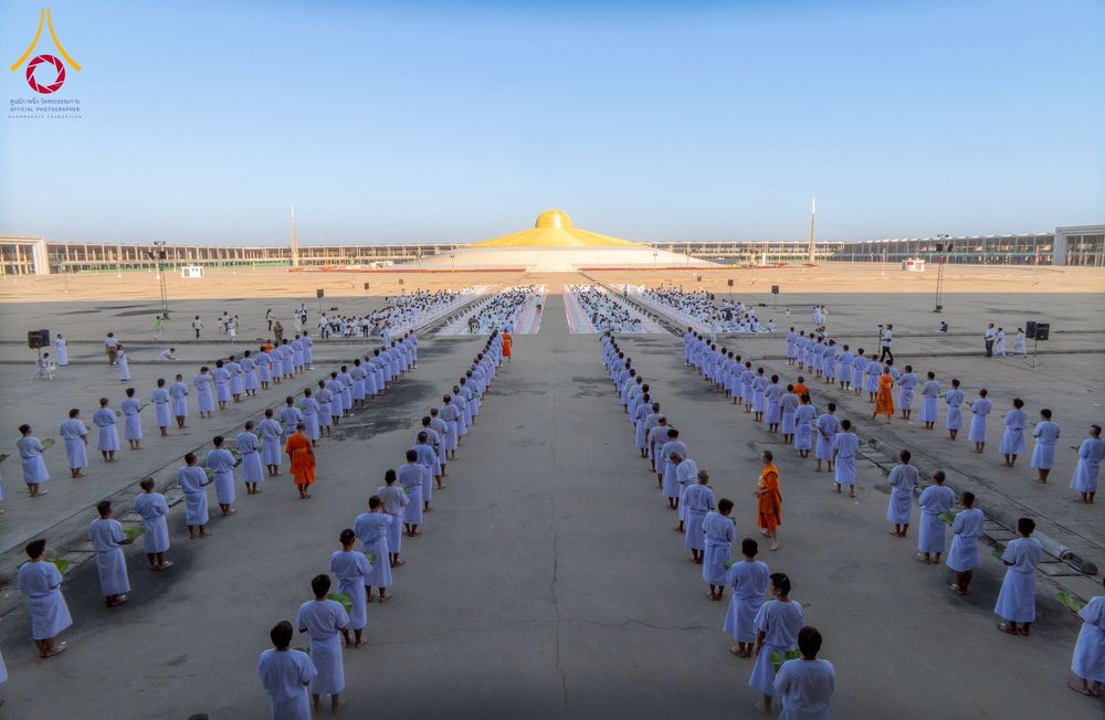 ภาพ No.274704:วันอาทิตย์ที่ 30 พฤศจิกายน พ.ศ. 2568 พิธีปลงผม โครงการอุปสมบทบูชาธรรมมหาปูชนียาจารย์ ปี 2568 ณ ลานธรรมพระมหาธรรมกายเจดีย์ ฝั่งทิศตะวันตก ระหว่างวิหารคดหมายเลข 8 และ 9 วัดพระธรรมกาย