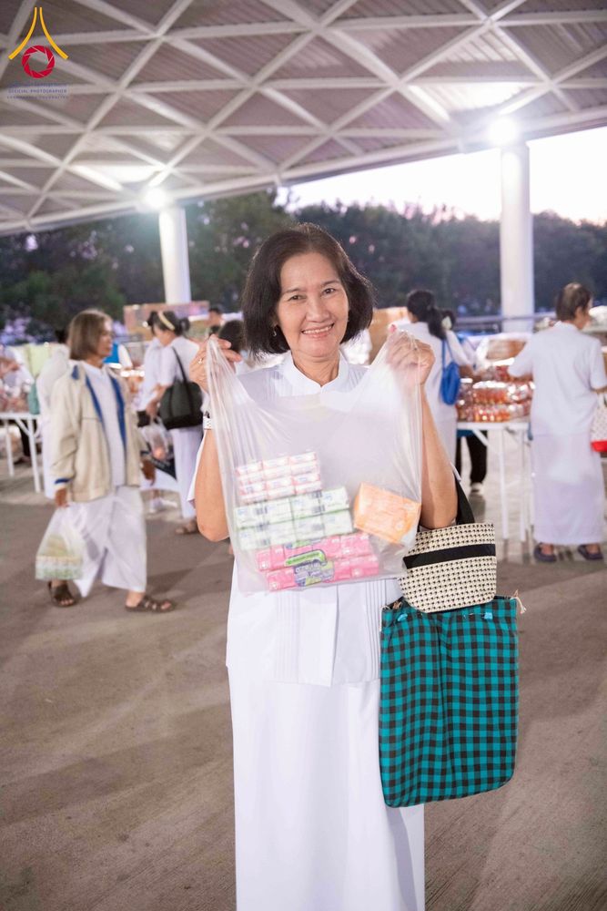 ภาพ No.276949:วันอาทิตย์ที่ 7 ธันวาคม พ.ศ. 2568 พิธีตักบาตรอาทิตย์ต้นเดือน ณ บ้านแก้วเรือนทองคุณยายฯ วัดพระธรรมกาย