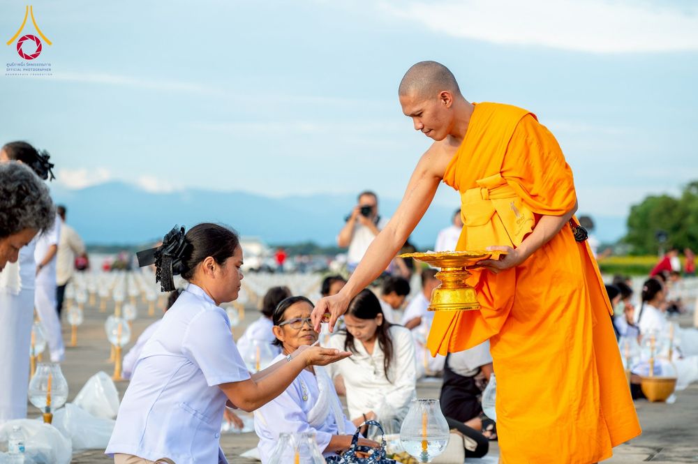 ภาพ No.250403:วันอังคารที่ 7 ตุลาคม พ.ศ. 2568 พิธีจุดประทีปบูชาพระรัตนตรัย ณ ลานธรรมปทุมรัตน์ธรรมเจดีย์ พุทธอุทยานนานาชาติ อ.โพนพิสัย จ.หนองคาย