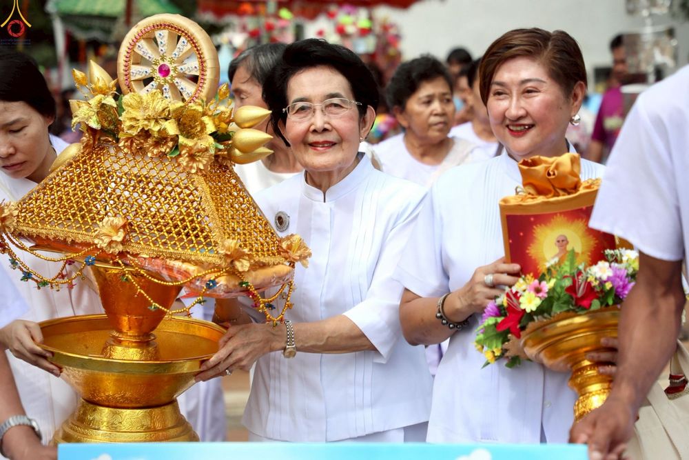 ภาพ No.254573:วันที่ 12 ตุลาคม พ.ศ. 2568 พิธีทอดกฐินสามัคคีทั่วไทย 30,000 วัด โดยคณะศิษยานุศิษย์ บูชาธรรม 81 ปี หลวงพ่อธัมมชโย ณ วัดป่าพระเจ้า อ.ศรีประจันต์ จ.สุพรรณบุรี