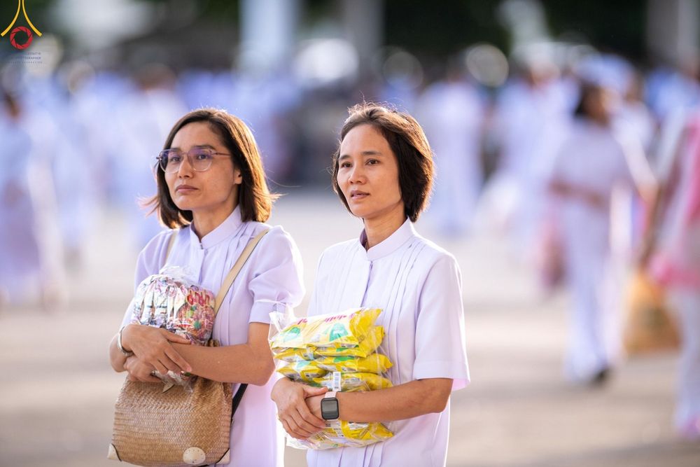 ภาพ No.143348:พิธีตักบาตร ข้าวสารอาหารแห้ง ณ บ้านแก้วเรือนทองคุณยายฯ และ พิธีบูชาข้าวพระ  ณ สภาธรรมกายสากล วัดพระธรรมกาย วันอาทิตย์ที่ 7 กรกฎาคม พ.ศ. 2567