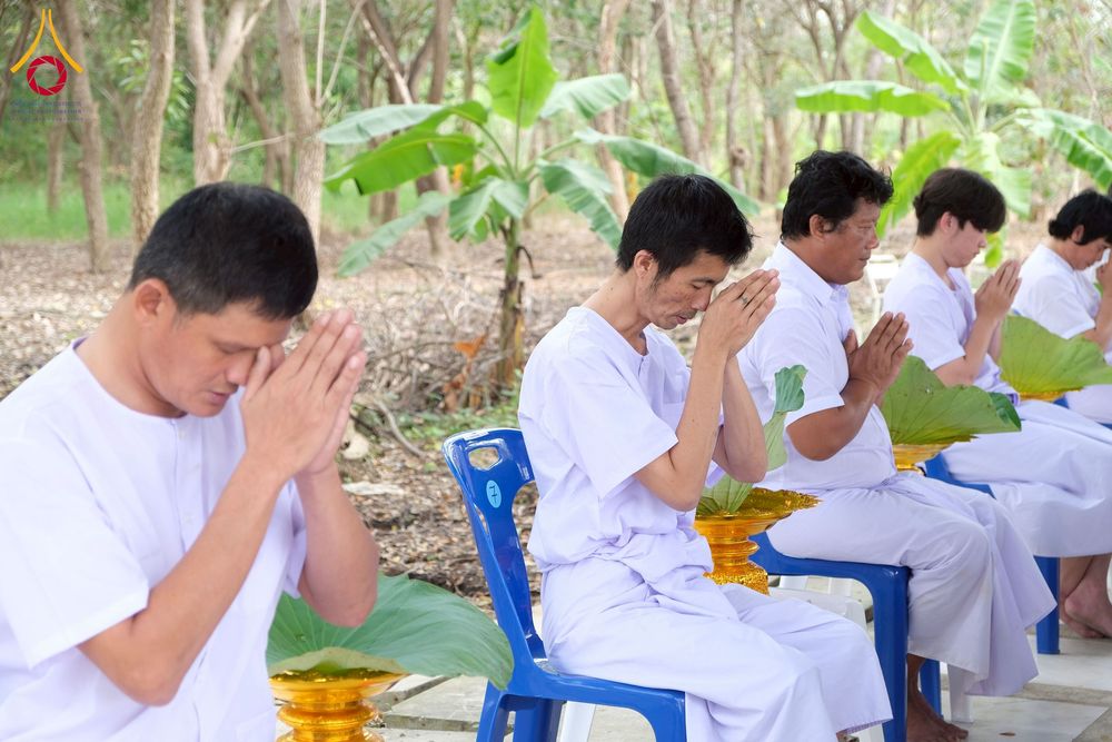 ภาพ No.277883:พิธีตัดปอยผมและปลงผมนาคธรรมทายาท พิธีขอขมาผู้ปกครอง ณ ศูนย์อบรมเยาวชนนครปฐม จ.นครปฐม และพิธีมอบบาตร ผ้าไตร นาคธรรมทายาท พิธีบรรพชา อุปสมบทหมู่ ณ วัดลาดหญ้าไทร จ.นครปฐม