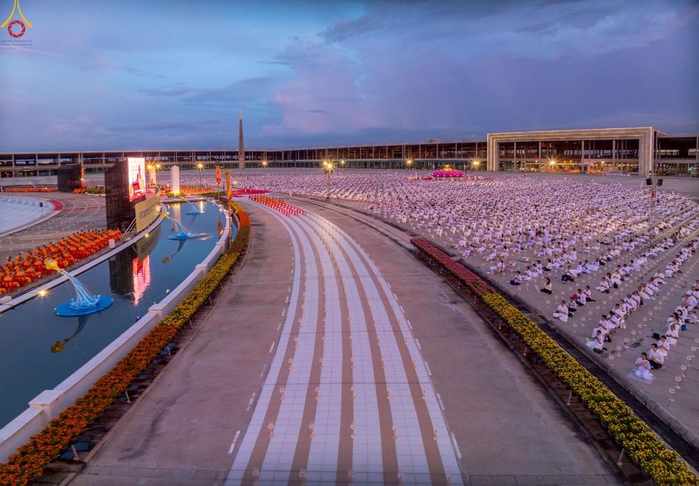 ภาพ No.253595:วันที่ 10 ตุลาคม พ.ศ. 2568 พิธีจุดประทีปบูชาพระผู้ปราบมาร, พิธีจุดประทีปบนพระมหาธรรมกายเจดีย์  20,000 ดวง เนื่องในวันคล้ายวันเกิดครบรอบ 141 ปี พระมงคลเทพมุนี (สด จนฺทสโร)