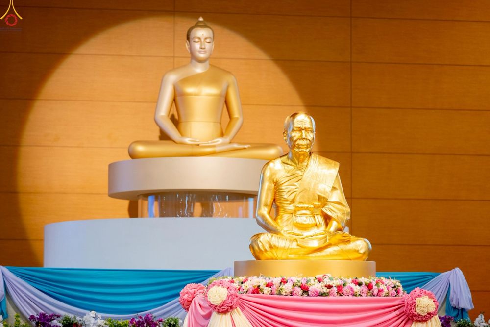 ภาพ No.251208:วันที่ 10 ตุลาคม พ.ศ. 2568 พิธีปฏิบัติธรรม ในวันคล้ายวันเกิด 141 ปี พระมงคลเทพมุนี (สด จนฺทสโร) พระผู้ปราบมาร ณ สภาธรรมกายสากล วัดพระธรรมกาย