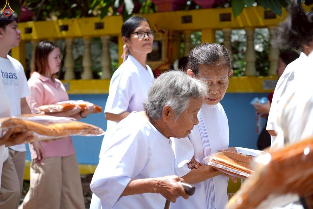 ภาพ No.252021:วันที่ 11 ตุลาคม พ.ศ. 2568 พิธีทอดกฐินสามัคคีทั่วไทย 30,000 วัด โดยคณะศิษยานุศิษย์ บูชาธรรม 81 ปี หลวงพ่อธัมมชโย ณ วัดสร่างโศก อ.บ้านหมอ จ.สระบุรี