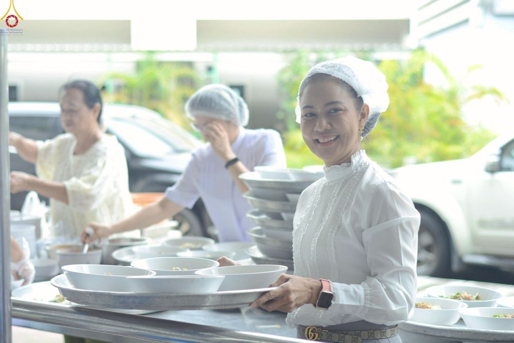 ภาพ No.246957:วันที่ 20 กันยายน พ.ศ. 2568 พิธีถวายเมนูสวรรค์เพื่อการบรรลุธรรม ณ หอฉันคุณยายอาจารย์ฯ วัดพระธรรมกาย