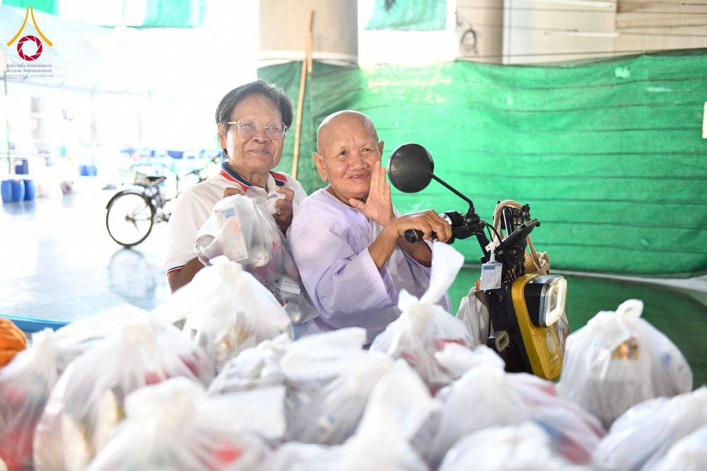 ภาพ No.256622:วันที่ 11 ตุลาคม พ.ศ. 2568 พิธีตักบาตรฉลองพระใหม่  โครงการอุปสมบทบูชาธรรม 141 ปี  พระมงคลเทพมุนี (สด จนฺทโร) ผู้ค้นพบวิชชาธรรมกาย ณ มหาวิหารคด 9 วัดพระธรรมกาย