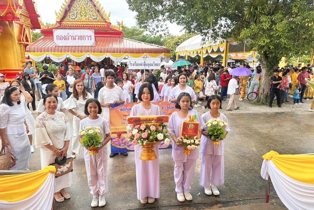 ภาพ No.182148:พิธีทอดกฐิน ณ วัดท่านางหอม จ.สงขลา ในโครงการทอดกฐินสามัคคีทั่วไทย 30,000 วัด บูชาธรรม 80 ปี หลวงพ่อธัมมชโย โดยคณะศิษยานุศิษย์วัดพระธรรมกาย วันที่ 27 ตุลาคม พ.ศ. 2567 กฐินสัมฤทธิ์เด็กดี V-Star โรงเรียนท่าจีนอุดมวิทยา จ.สงขลา