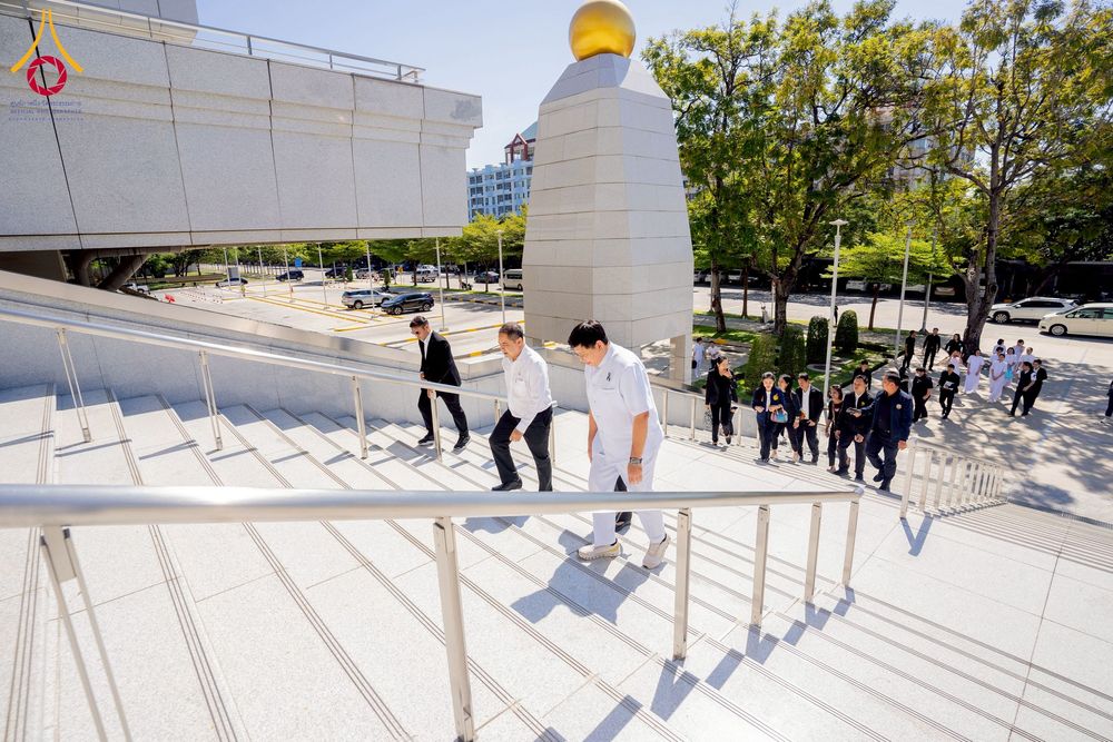 ภาพ No.271879:วันที่ 22 พฤศจิกายน พ.ศ. 2568 ผู้ว่าฯ ปทุมธานี ลงพื้นที่เยี่ยม “อำเภอคลองหลวง” พร้อมชมการเตรียมความพร้อมเทศกาลสวนดอกไม้ปทุมธานี “ทุ่งสวรรค์ ตะวันฉาย” ณ วัดพระธรรมกาย