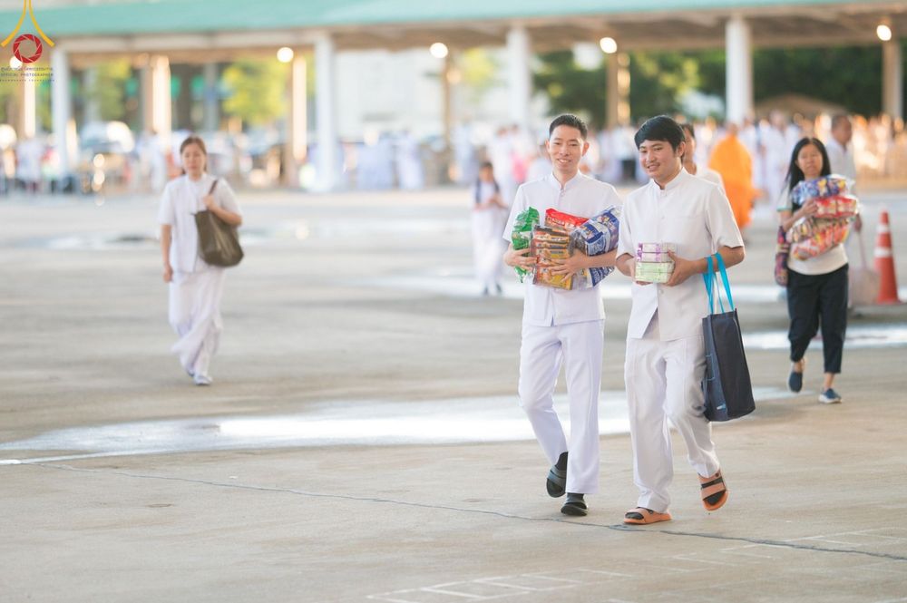 ภาพ No.150953:พิธีตักบาตร ในวันอาทิตย์ต้นเดือน วันที่ 1 กันยายน พ.ศ. 2567 ณ สภาธรรมกายสากล วัดพระธรรมกาย
