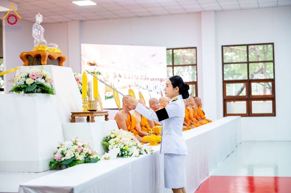 ภาพ No.275970:วันที่ 5 ธันวาคม พ.ศ. 2568 พสกนิกรอำเภอคลองหลวง พร้อมใจบำเพ็ญกุศลอุทิศถวาย “ในหลวงรัชกาลที่ 9” น้อมรำลึกในพระมหากรุณาธิคุณ เนื่องในวันคล้ายวันพระบรมราชสมภพ วันชาติ และวันพ่อแห่งชาติ ณ อาคารปลูกศรัทธา 2 วัดพระธรรมกาย อำเภอคลองหลวง จังหวัดปทุมธานี