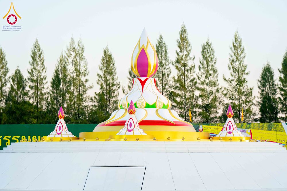 ภาพ No.290623:วันที่ 8 มกราคม พ.ศ. 2569 พระธรรมยาตราปฏิบัติธรรม และถ่ายภาพหมู่ประวัติศาสตร์ ในโครงการธรรมยาตรา กตัญญูบูชามหาปูชนียาจารย์ พระมงคลเทพมุนี(สด จนฺทสโร) พระผู้ปราบมาร อนุสรณ์สถาน 7 แห่ง ปีที่ 14 ณ อนุสรณ์สถานคลองบางนางแท่น อ.สามพราน จ.นครปฐม