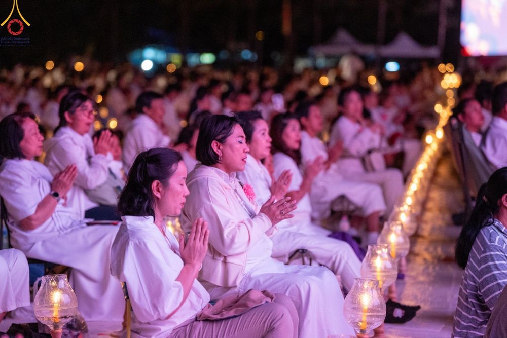 ภาพ No.192786:พิธีจุดประทีปถวายเป็นพุทธบูชา และบูชาธรรมมหาปูชนียาจารย์ ณ อนุสรณ์สถานคลองบางนางแท่น อ.สามพราน จ.นครปฐม ในโครงการธรรมยาตรา กตัญญูบูชา มหาปูชนียาจารย์ พระมงคลเทพมุนี(สด จนฺทสโร) พระผู้ปราบมาร อนุสรณ์สถาน 7 แห่ง ปีที่ 13 วันที่ 10 มกราคม พ.ศ. 2568