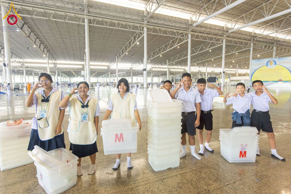 ภาพ No.256919:วันที่ 5 ตุลาคม พ.ศ. 2568 พิธีตักบาตร ข้าวสารอาหารแห้ง ณ บ้านแก้วเรือนทองคุณยายฯ สภาธรรมกายสากล วัดพระธรรมกาย