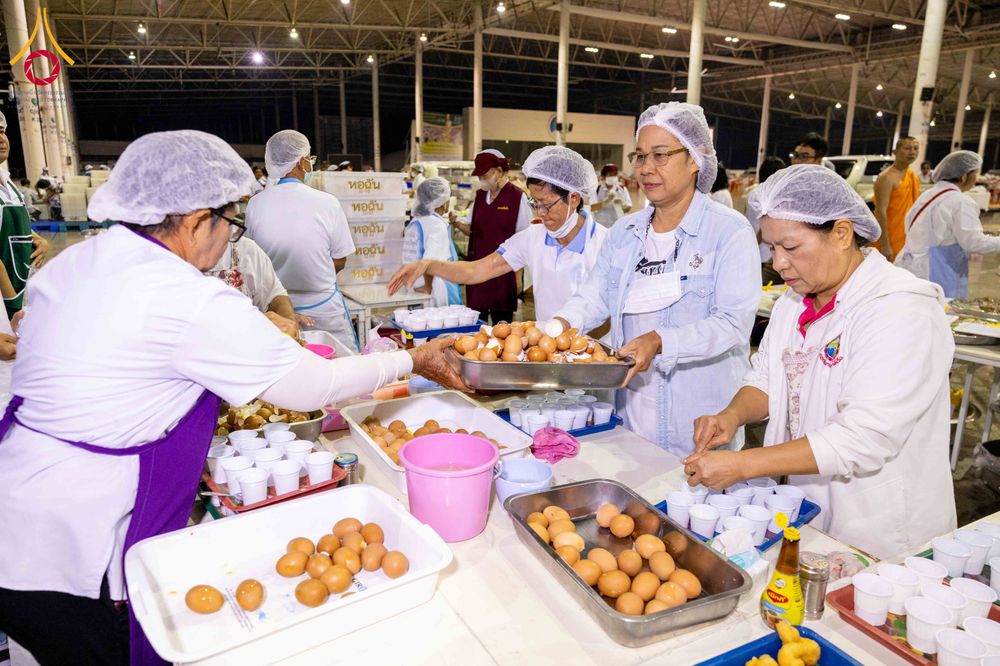 ภาพ No.302989:วันที่ 26 มกราคม พ.ศ. 2569 พิธีถวายภัตตาหารเป็นสังฆทาน แด่พระธรรมยาตรา ณ วัดพระธรรมกาย  จังหวัดปทุมธานี ในโครงการธรรมยาตรา กตัญญูบูชา มหาปูชนียาจารย์ พระมงคลเทพมุนี(สด จนฺทสโร) พระผู้ปราบมาร อนุสรณ์สถาน 7 แห่ง ปีที่ 14