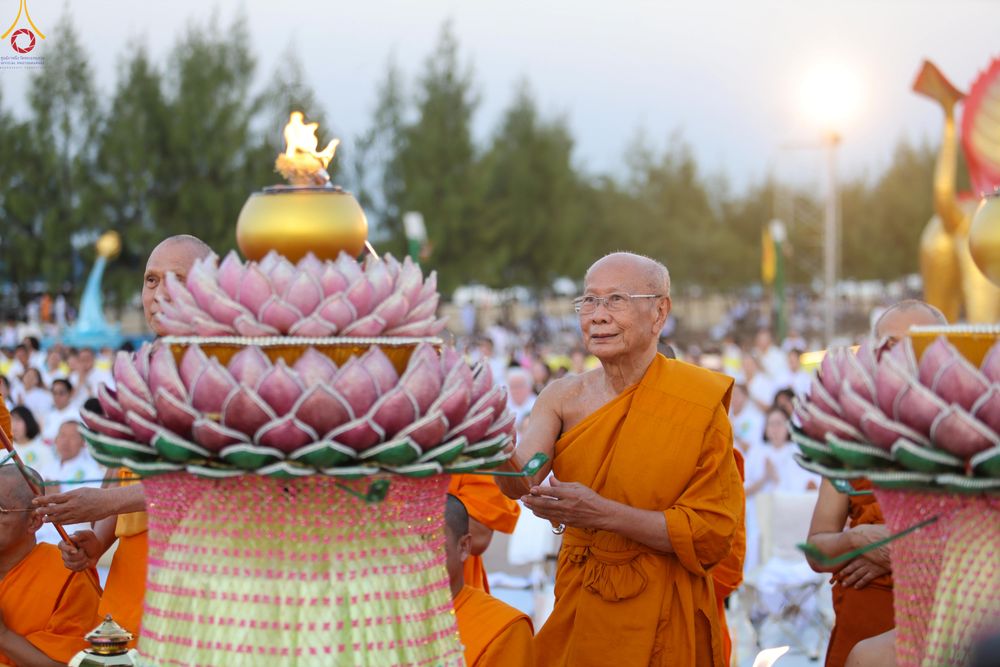 ภาพ No.302143:วันที่ 23 มกราคม พ.ศ. 2569 พิธีจุดประทีปธรรมถวายเป็นพุทธบูชา (ภาพชุดที่ 2) และบูชาธรรมมหาปูชนียาจารย์  ณ อนุสรณ์สถานลำดับที่ 5 สถานที่เผยแผ่วิชชาธรรมกายครั้งแรก อนุสรณ์สถานบางปลา วัดบางปลา อำเภอบางเลน จังหวัดนครปฐม ในโครงการธรรมยาตรา กตัญญูบูชา มหาปูชนีย