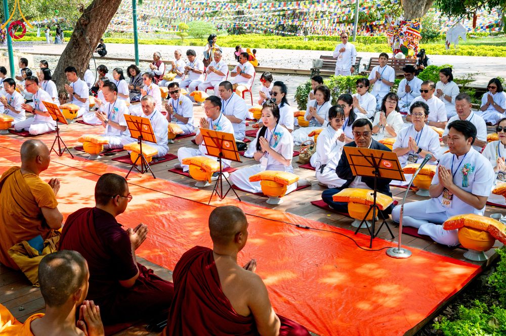 ภาพ No.314171:วันจันทร์ที่ 16 มีนาคม พ.ศ. 2569 พิธีถวายบาตรอัฐบริขาร และพิธีขอนิสัยแก่สามเณรธรรมทายาท 500 รูป ณ วิหารมายาเทวี ประเทศเนปาล