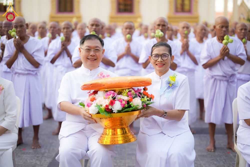 ภาพ No.278521:วันอาทิตย์ที่ 14 ธันวาคม พ.ศ.2568  พิธีเวียนประทักษิณ พิธีวันทาสีมาพระประธาน โครงการบวชบูชาธรรมมหาปูชนียาจารย์ ของศูนย์ปฏิบัติธรรมบุรีรัมย์ ณ วัดกลาง พระอารามหลวง จังหวัดบุรีรัมย์