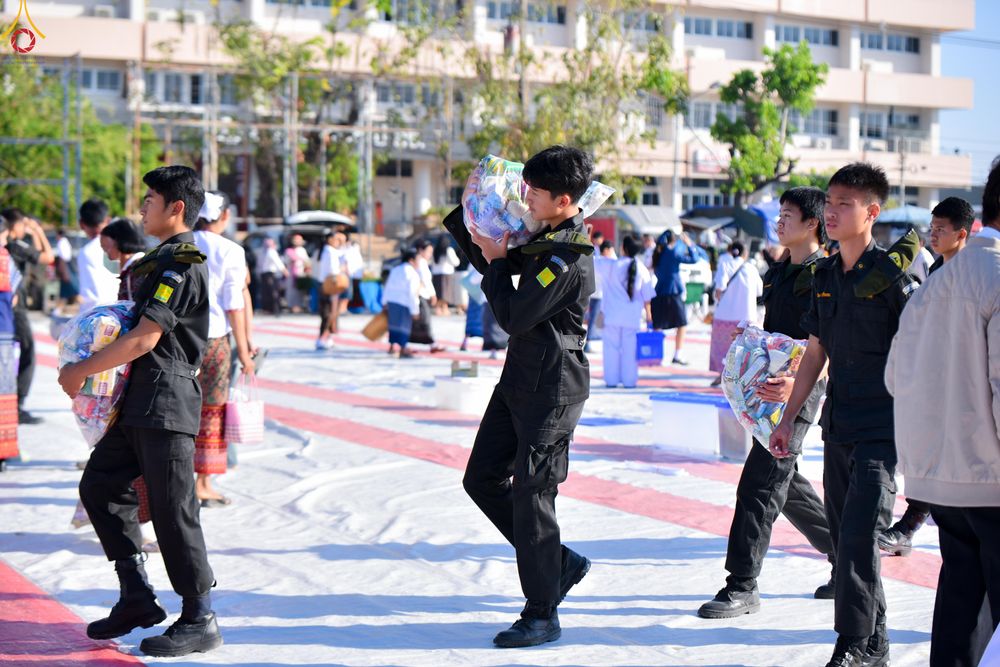 ภาพ No.280261:วันอังคารที่ ๓๐ ธันวาคม พ.ศ. ๒๕๖๘ พิธีตักบาตรพระ ๑,๐๖๙ รูป จังหวัดกาฬสินธุ์   ณ บริเวณสนามหน้าศาลากลาง จังหวัดกาฬสินธุ์ (หลังเก่า)