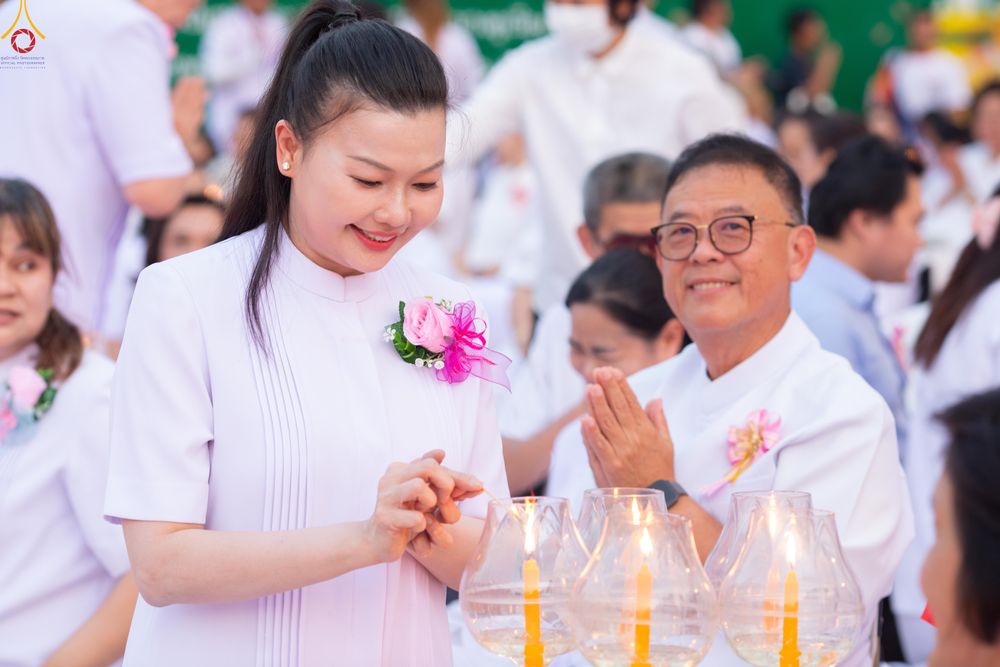 ภาพ No.297046:วันที่ 17 มกราคม พ.ศ. 2569 พิธีจุดประทีปถวายเป็นพุทธบูชา และบูชาธรรมมหาปูชนียาจารย์ (ภาพชุดที่ 2) ณ วัดโบสถ์บน ต.บางคูเวียง จ.นนทบุรี อนุสรณ์สถานลำดับที่ 4 สถานที่เกิดด้วยกายธรรม ในโครงการธรรมยาตรา กตัญญูบูชา มหาปูชนียาจารย์ พระมงคลเทพมุนี(สด จนฺทสโร) พร