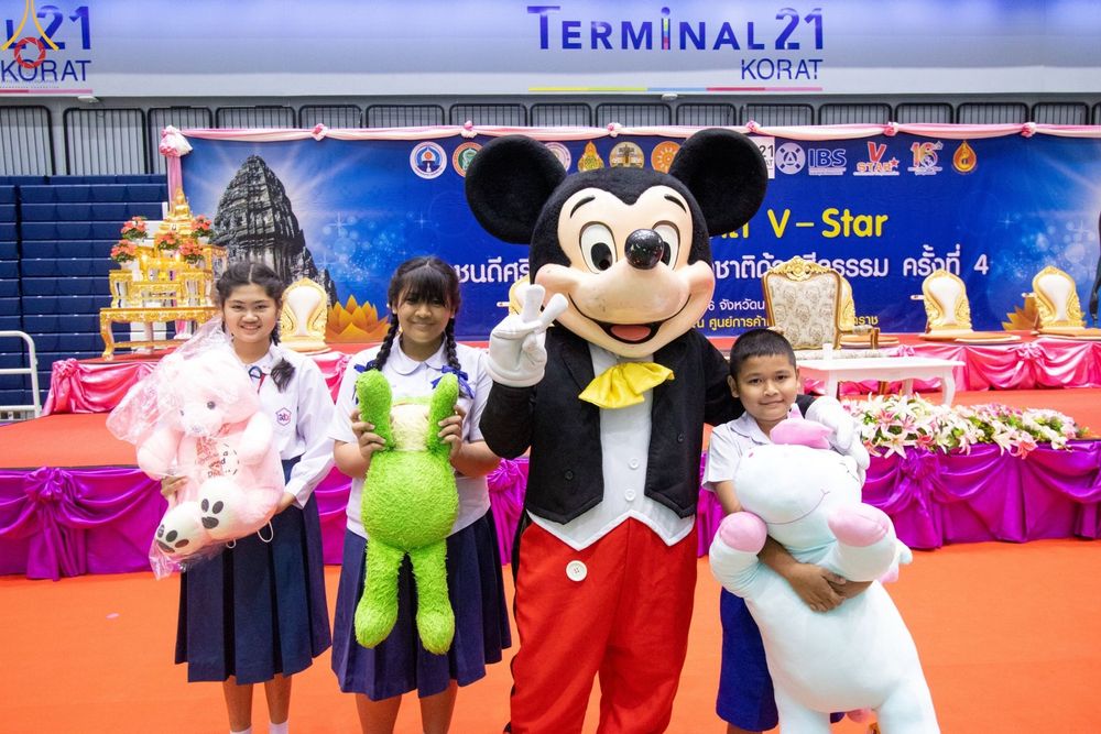 ภาพ No.103404:วันรวมพลังเด็กดี V-Star ผู้นำฟื้นฟูศีลธรรมโลก จังหวัดนครราชสีมา ณ เทอร์มินอล 21 โคราช ถ.มิตรภาพ ต.ในเมือง อ.เมืองนครราชสีมา จ.นครราชสีมา วันอังคารที่ 19 ธันวาคม พ.ศ. 2566