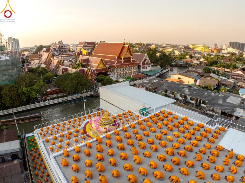ภาพ No.201326:พระธรรมยาตราปฏิบัติธรรม และถ่ายภาพหมู่ประวัติศาสตร์ ณ อาคารธรรมยาตรา กตัญญูบูชามหาปูชนียาจารย์  ตรงข้ามวัดปากน้ำภาษีเจริญ จ.กรุงเทพมหานคร ในโครงการธรรมยาตรา กตัญญูบูชา มหาปูชนียาจารย์ พระมงคลเทพมุนี(สด จนฺทสโร) พระผู้ปราบมาร อนุสรณ์สถาน 7 แห่ง ปีที่ 13
