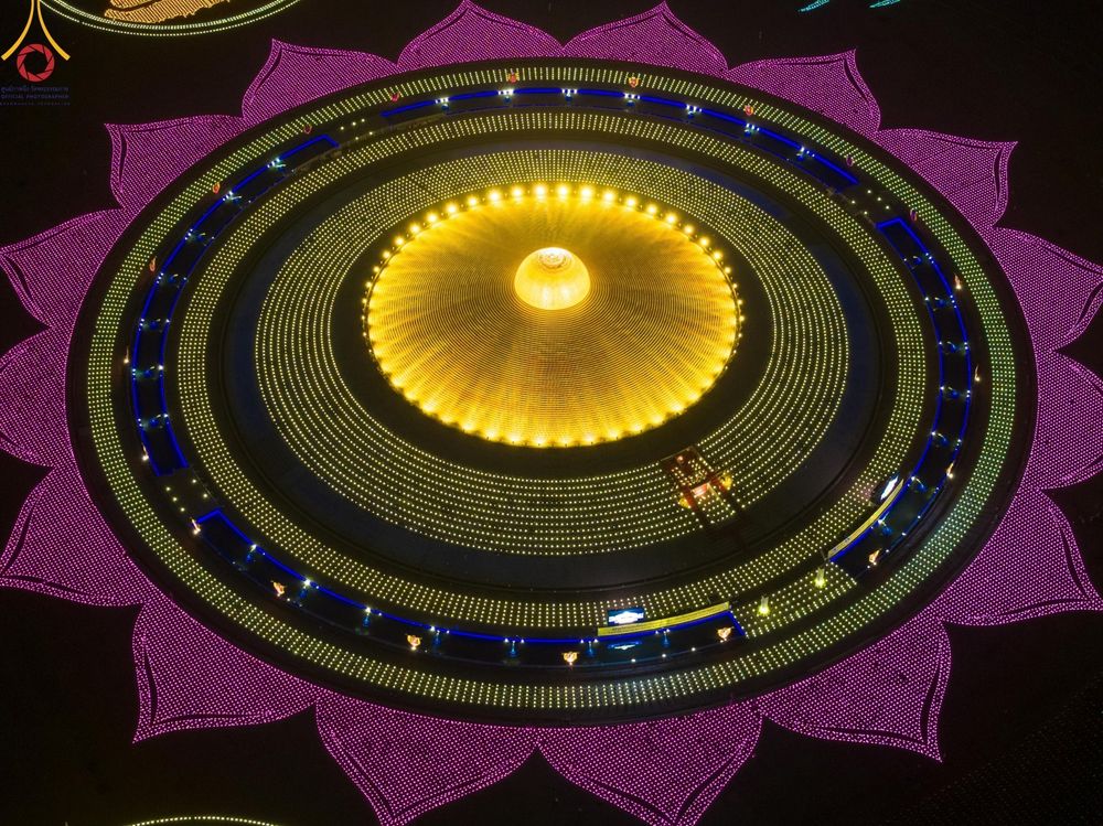 ภาพ No.279257:พิธีจุดวิสาขประทีป พิธีเวียนประทักษิณ ในวันวิสาขบูชา พุธที่ 22 พฤษภาคม พ.ศ. 2567 ( วันพระขึ้น 15 ค่ำ เดือน 6 ) ณ ลานธรรม พระมหาธรรมกายเจดีย์ วัดพระธรรมกาย จ.ปทุมธานี