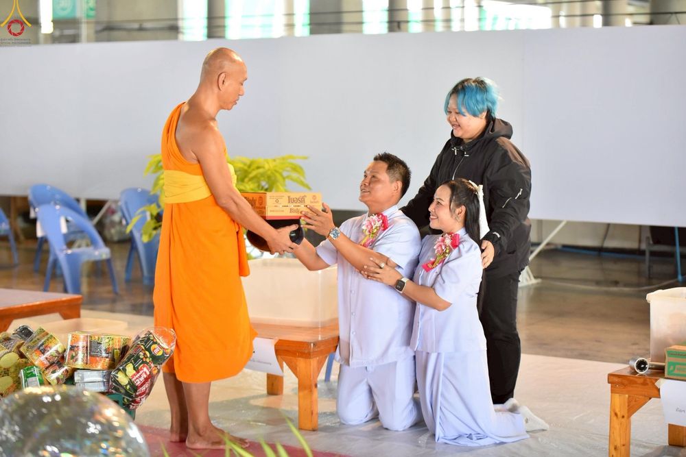 ภาพ No.246634:วันที่ 14 กันยายน พ.ศ. 2568 พิธีตักบาตรฉลองพระใหม่ ในโครงการอุปสมบทหมู่บูชาธรรม ครบรอบ108ปี วันครูผู้ค้นพบวิชชาธรรมกาย ณ วิหารคด วัดพระธรรมกาย