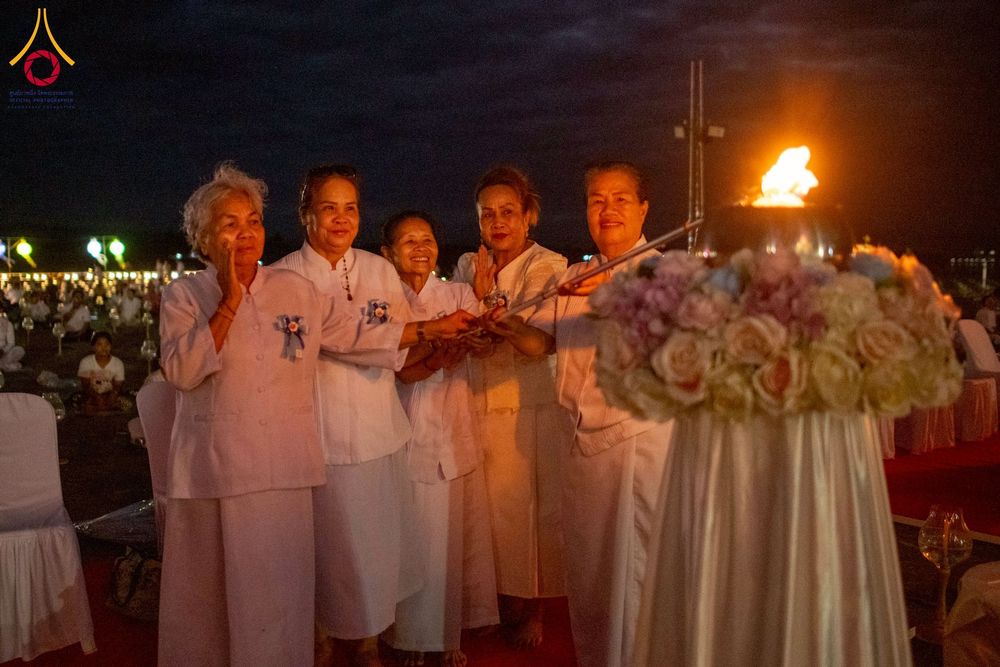 ภาพ No.266128:วันพุธที่ 5 พฤศจิกายน พ.ศ. 2568 (วันพระ ขึ้น 15 ค่ำ เดือน 12) พิธีจุดประทีปโคมลาน, โคมลอย และลอยกระทง ถวายประทีปเป็นพุทธบูชา สร้างความสว่างไสวให้กับแผ่นดินด้วยแสงธรรม ณ พุทธอุทยานนานาชาติ จังหวัดหนองคาย