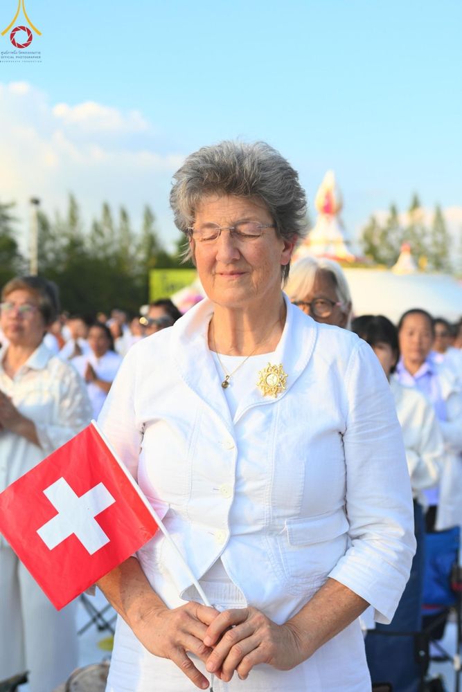 ภาพ No.192669:พิธีจุดประทีปถวายเป็นพุทธบูชา และบูชาธรรมมหาปูชนียาจารย์ ณ อนุสรณ์สถานคลองบางนางแท่น อ.สามพราน จ.นครปฐม ในโครงการธรรมยาตรา กตัญญูบูชา มหาปูชนียาจารย์ พระมงคลเทพมุนี(สด จนฺทสโร) พระผู้ปราบมาร อนุสรณ์สถาน 7 แห่ง ปีที่ 13 วันที่ 10 มกราคม พ.ศ. 2568