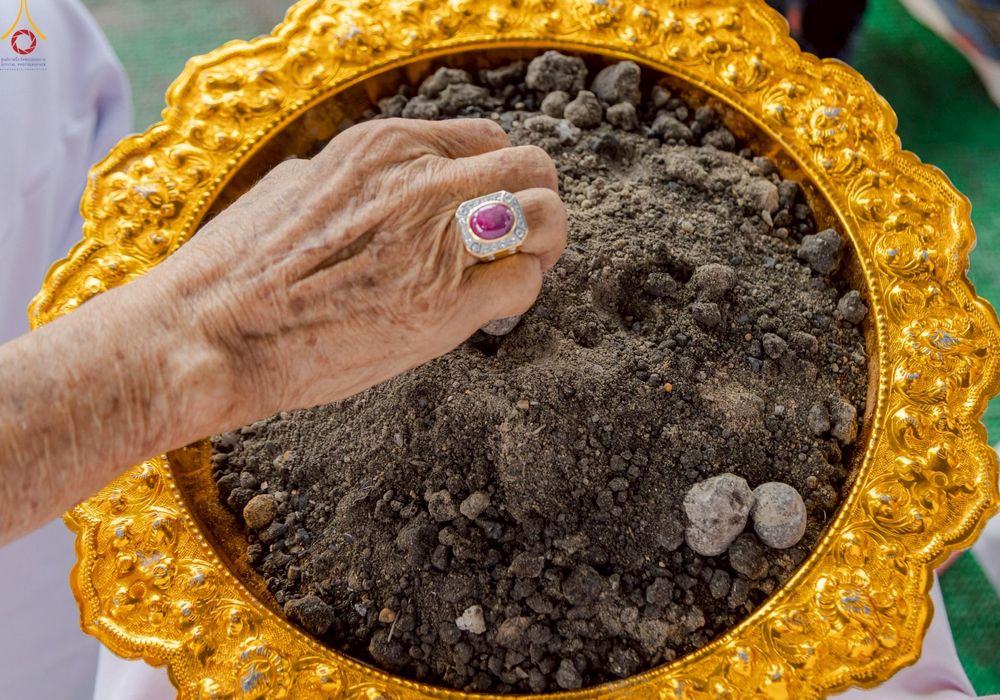 ภาพ No.246879:วันอาทิตย์ที่ 14 กันยายน พ.ศ. 2568 พิธีทอดผ้าป่า ซื้อดิน ปรับพื้นที่ลานธรรม  และพิธีกลั่นแผ่นดิน โปรยทราย สถาปนาองค์พระเจดีย์ เพื่อสร้างสันติภาพโลก  ณ ศูนย์ปฏิบัติธรรมสระบุรี อ.พระพุทธบาท จ.สระบุรี