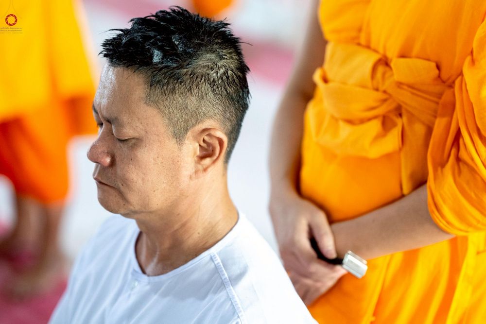 ภาพ No.248625:วันที่ 28 กันยายน พ.ศ. 2568 พิธีตัดปอยผม และปลงผม โครงการอุปสมบทบูชาธรรม 141 ปี พระมงคลเทพมุนี ณ วิหารคด วัดพระธรรมกาย