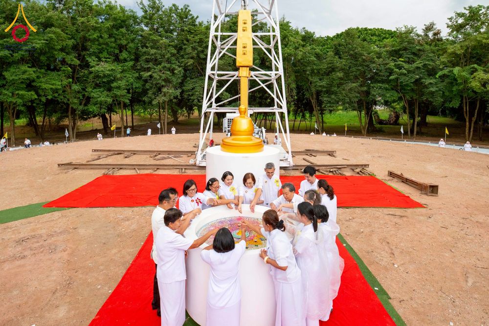 ภาพ No.261910:วันที่ 14 ตุลาคม พ.ศ. 2568 พิธีกลั่นแผ่นดิน โปรยทรายตอกเสาเข็มมหามงคลต้นแรก  สร้างองค์พระเจดีย์และจุดประทีปถวายเป็นพุทธบูชา ณ ศูนย์ปฏิบัติธรรมชัยนาท ต.ธรรมามูล อ.ชัยนาท จ.ชัยนาท