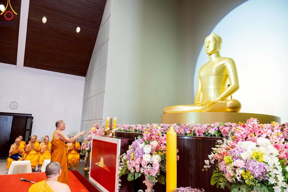 ภาพ No.214797:พิธีต้อนรับสัญญาบัตร พัดยศ พระราชวิเทศวชิรเวที (บัณฑิต วรปญฺโญ) เจ้าอาวาสวัดพระธรรมกายสกอตแลนด์ สหราชอาณาจักร ผู้ช่วยเจ้าอาวาสวัดพระธรรมกาย ณ อุโบสถพระไตรปิฏก วัดพระธรรมกาย