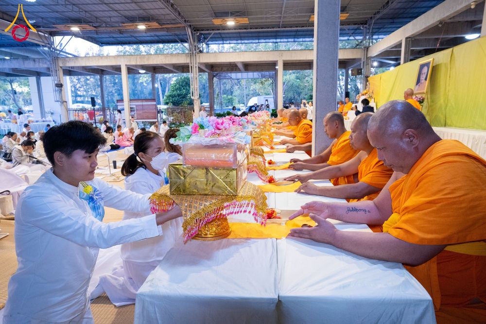 ภาพ No.194928:พิธีถวายภัตตาหารเป็นสังฆทาน แด่พระธรรมยาตรา ณ อนุสรณ์สถานมหาวิหารพระมงคลเทพมุนี (โลตัสแลนด์) อ.สองพี่น้อง จ.สุพรรณบุรี ในโครงการธรรมยาตรา กตัญญูบูชา มหาปูชนียาจารย์ พระมงคลเทพมุนี(สด จนฺทสโร) พระผู้ปราบมาร แห่ง ปีที่ 13 วันที่ 14 มกราคม พ.ศ.2568