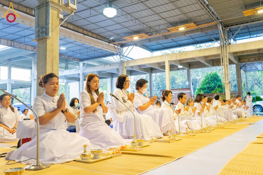 ภาพ No.193743:สาธุชนถวายภัตตาหารเป็นสังฆทาน แด่พระธรรมยาตรา ณ อนุสรณ์สถานมหาวิหารพระมงคลเทพมุนี (โลตัสแลนด์) อ.สองพี่น้อง จ.สุพรรณบุรี ในโครงการธรรมยาตรา กตัญญูบูชา มหาปูชนียาจารย์ พระมงคลเทพมุนี(สด จนฺทสโร) พระผู้ปราบมาร ปีที่ 13 วันที่ 12 มกราคม พ.ศ.2568