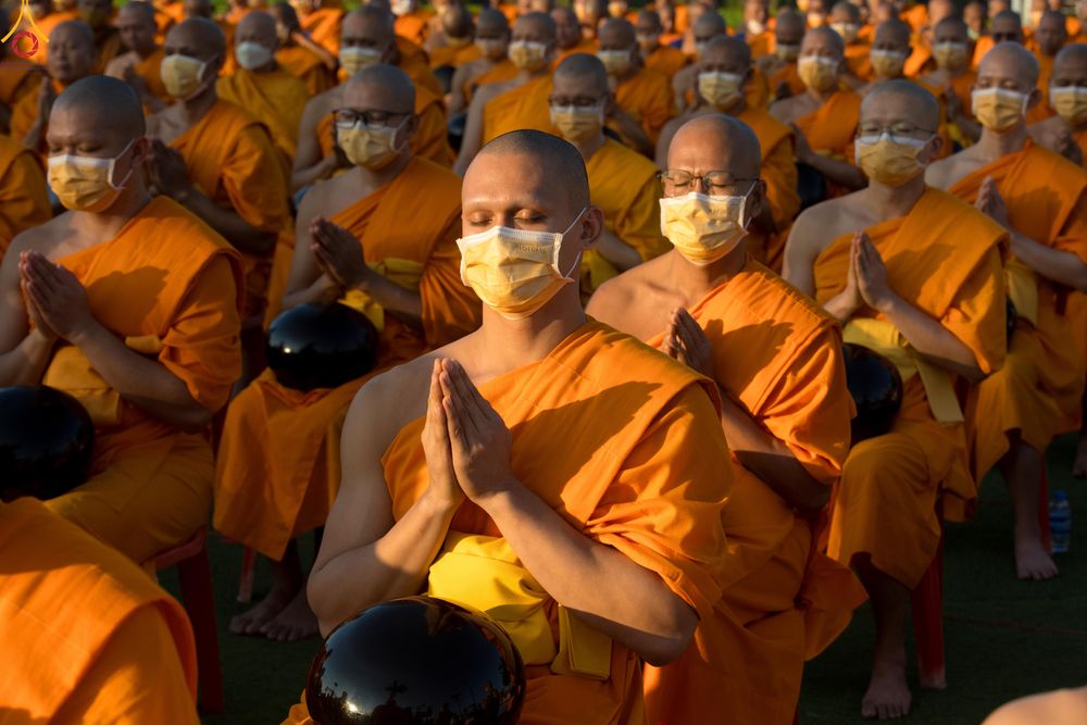 ภาพ No.282630:วันเสาร์ที่ 20 ธันวาคม พ.ศ.2568 พิธีตักบาตรพระ 10,000 รูป (ชุด 2) เนื่องในโอกาส 194 ปี จังหวัดกาญจนบุรี และอุทิศส่วนกุศลให้แด่บรรพชนทั้งหลาย บริเวณถนนสองแคว (Skywalk) เมืองกาญจนบุรี