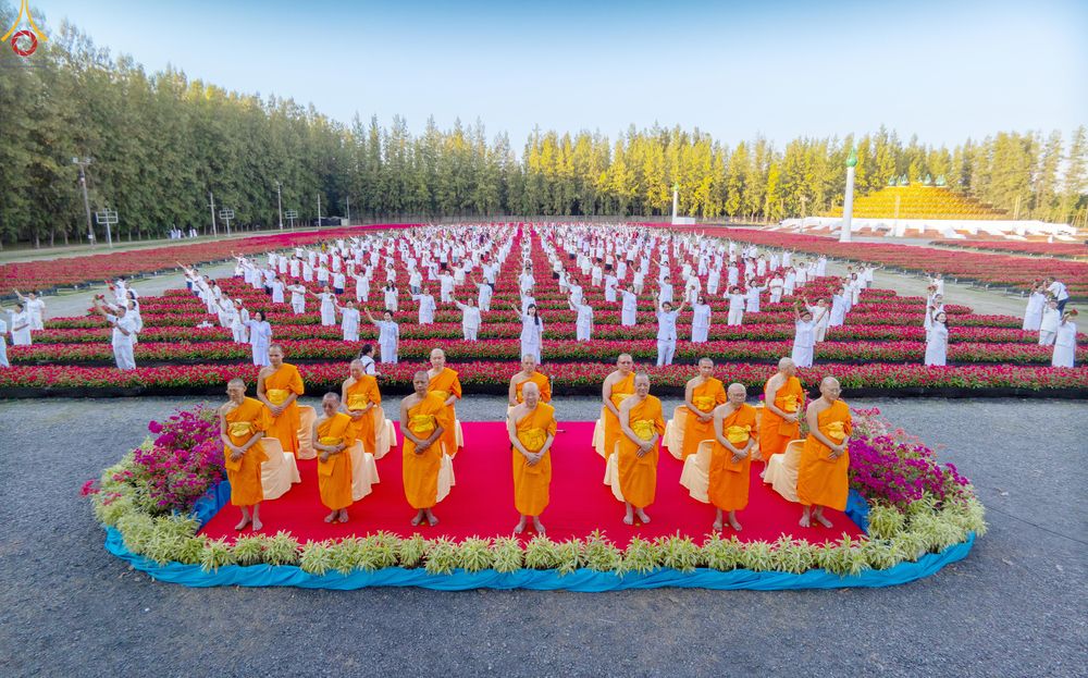 ภาพ No.280952:วันที่ 28 ธันวาคม พ.ศ.2568 กิจกรรมเก็บดอกแพงรวย ณ ทุ่งสวรรค์ตะวันฉาย วัดพระธรรมกาย