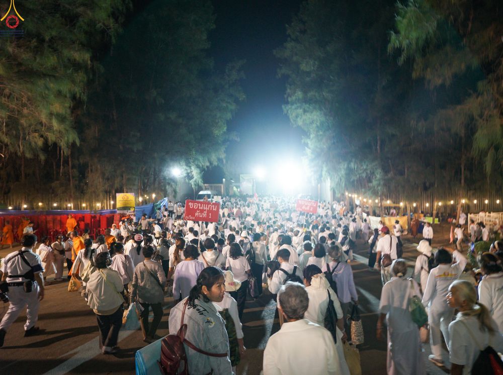 ภาพ No.290260:วันที่ 6 มกราคม พ.ศ. 2569 พิธีจุดประทีปถวายเป็นพุทธบูชา และบูชาธรรมมหาปูชนียาจารย์ (ภาพชุดที่ 2) ณ อนุสรณ์สถานมหาวิหารพระมงคลเทพมุนี (โลตัสแลนด์) อ.สองพี่น้อง จ.สุพรรณบุรี ในโครงการธรรมยาตรา กตัญญูบูชา มหาปูชนียาจารย์ พระมงคลเทพมุนี(สด จนฺทสโร) พระผู้ปรา