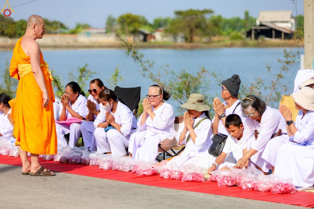 ภาพ No.296263:ภาพเบื้องหลังอาสาสมัครรวมใจ ชุดที่ 2 ในโครงการธรรมยาตรา กตัญญูบูชา มหาปูชนียาจารย์ พระมงคลเทพมุนี(สด จนฺทสโร) พระผู้ปราบมาร อนุสรณ์สถาน 7 แห่ง ปีที่ 14