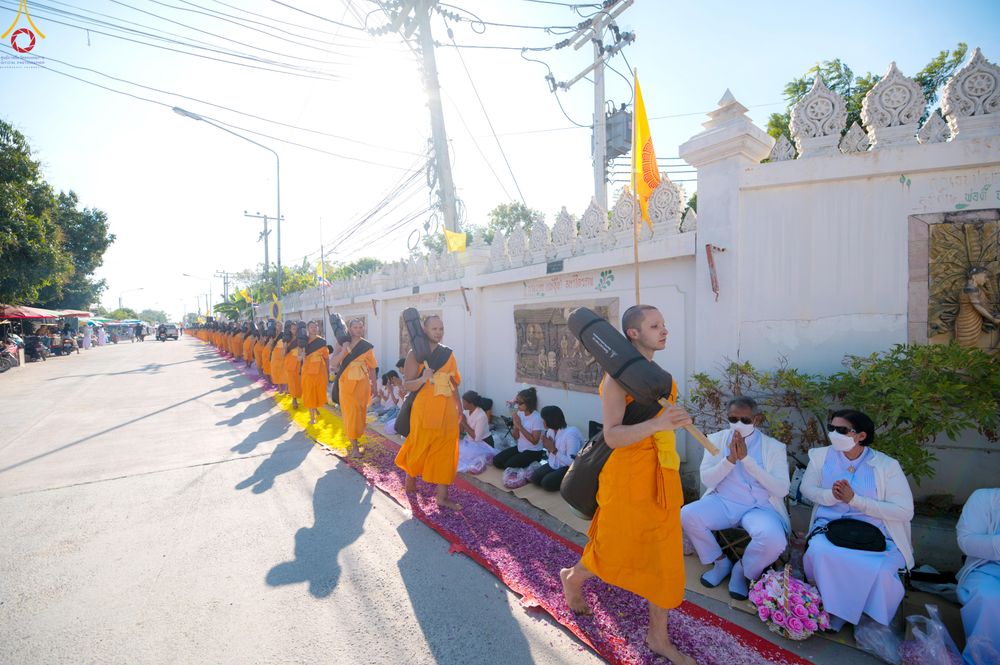 ภาพ No.292905:วันที่ 11 มกราคม พ.ศ. 2569 พิธีต้อนรับพระธรรมยาตรา ณ อนุสรณ์สถานลำดับที่ 3 สถานที่เกิดในเพศสมณะ วัดสองพี่น้อง อำเภอสองพี่น้อง จังหวัดสุพรรณบุรี ในโครงการธรรมยาตรา กตัญญูบูชา มหาปูชนียาจารย์ พระมงคลเทพมุนี(สด จนฺทสโร) พระผู้ปราบมาร อนุสรณ์สถาน 7 แห่ง ปีที