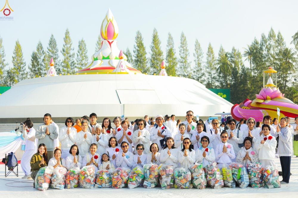 ภาพ No.292478:วันที่ 11 มกราคม พ.ศ. 2569 พิธีตักบาตรพระธรรมยาตรา ณ อนุสรณ์สถานคลองบางนางแท่น อ.สามพราน จ.นครปฐม ในโครงการธรรมยาตรา กตัญญูบูชา มหาปูชนียาจารย์ พระมงคลเทพมุนี(สด จนฺทสโร) พระผู้ปราบมาร อนุสรณ์สถาน 7 แห่ง ปีที่ 14