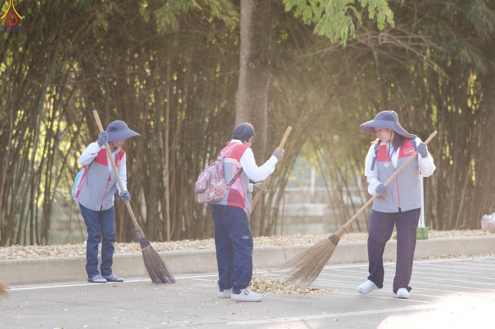 ภาพ No.296039:ภาพเบื้องหลังอาสาสมัครรวมใจ ชุดที่ 1 ในโครงการธรรมยาตรา กตัญญูบูชา มหาปูชนียาจารย์ พระมงคลเทพมุนี(สด จนฺทสโร) พระผู้ปราบมาร อนุสรณ์สถาน 7 แห่ง ปีที่ 14