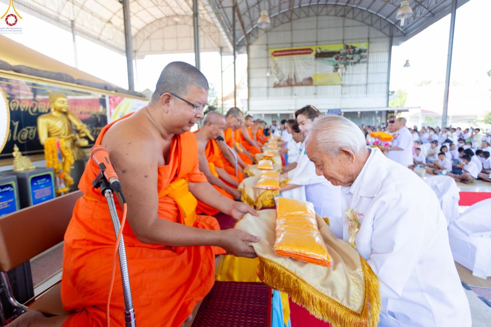 ภาพ No.293293:วันที่ 12 มกราคม พ.ศ. 2569 พิธีทอดผ้าป่าทำนุบำรุงศาสนสถาน ณ วัดพรสวรรค์ อ.สองพี่น้อง จ.สุพรรณบุรี ในโครงการธรรมยาตรา กตัญญูบูชา มหาปูชนียาจารย์ พระมงคลเทพมุนี(สด จนฺทสโร) พระผู้ปราบมาร อนุสรณ์สถาน 7 แห่ง ปีที่ 14