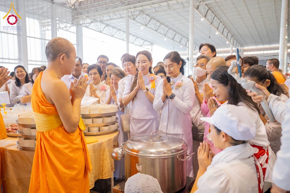 ภาพ No.306263:วันที่ 30 มกราคม พ.ศ. 2569 พิธีถวายภัตตาหารเป็นสังฆทาน แด่พระธรรมยาตรา ณ วัดพระธรรมกาย  จังหวัดปทุมธานี ในโครงการธรรมยาตรา กตัญญูบูชา มหาปูชนียาจารย์ พระมงคลเทพมุนี(สด จนฺทสโร) พระผู้ปราบมาร อนุสรณ์สถาน 7 แห่ง ปีที่ 14