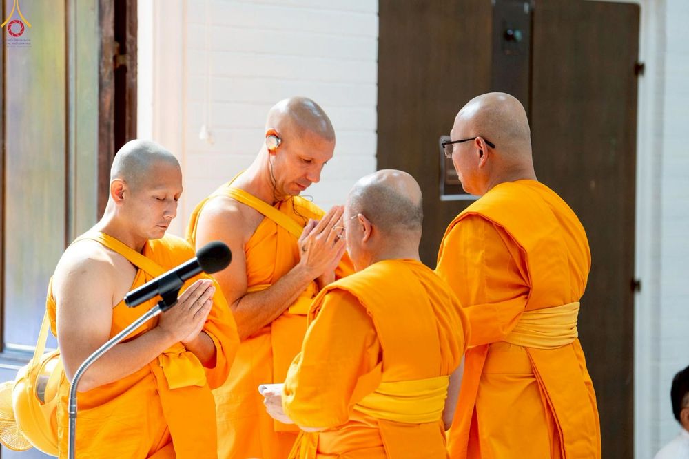 ภาพ No.252317:วันที่ 4-5 ตุลาคม พ.ศ. 2568  วัดพระธรรมกายแคลิฟอร์เนีย ประเทศสหรัฐอเมริกา ได้จัดพิธีตัดปอยผม โดยคณะสงฆ์ ญาติ ๆ และสาธุชน ให้กับนาคธรรมทายาท 8 ท่าน และได้จัดพิธีบรรพชา-อุปสมบท ฉลองพิธีทอดกฐินบรมจักรพรรดิ สร้างอุโบสถ 82 ปี บูชาธรรมหลวงพ่อธัมมชโย