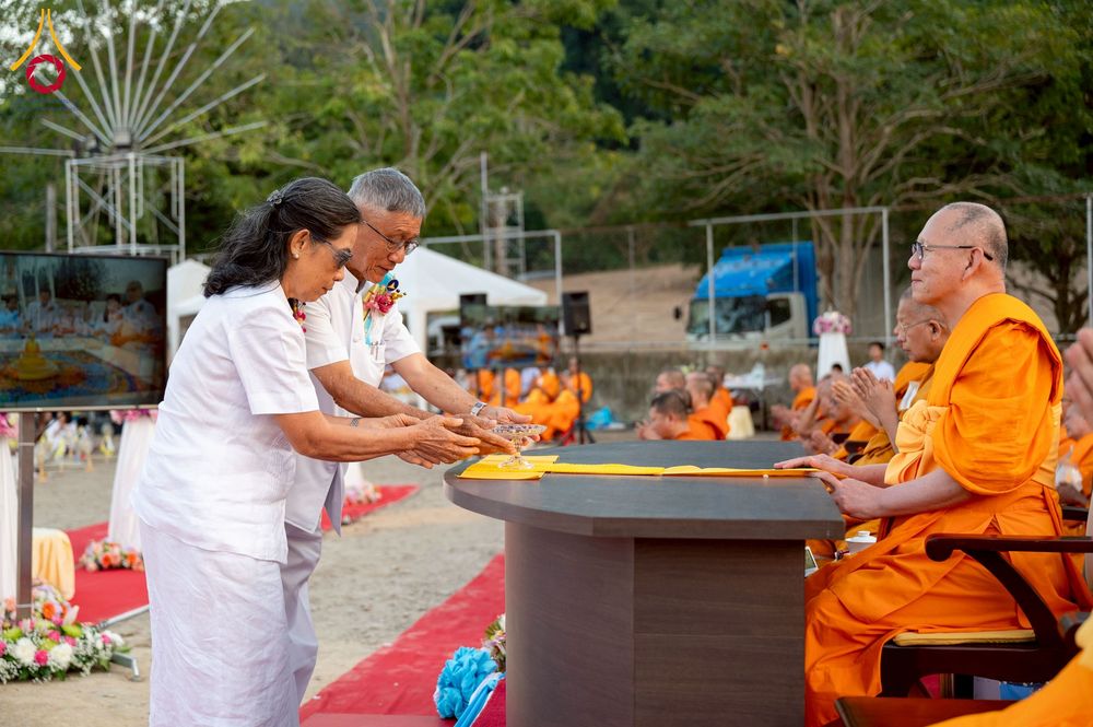 ภาพ No.275165:วันอาทิตย์ที่ 30 พฤศจิกายน พ.ศ. 2568 พิธีตอกเสาเข็ม "สร้างองค์พระเจดีย์เพื่อสร้างสันติภาพโลก" ต้นสุดท้าย ณ ศูนย์ปฏิบัติธรรมระยอง (บ้านช่องลม)