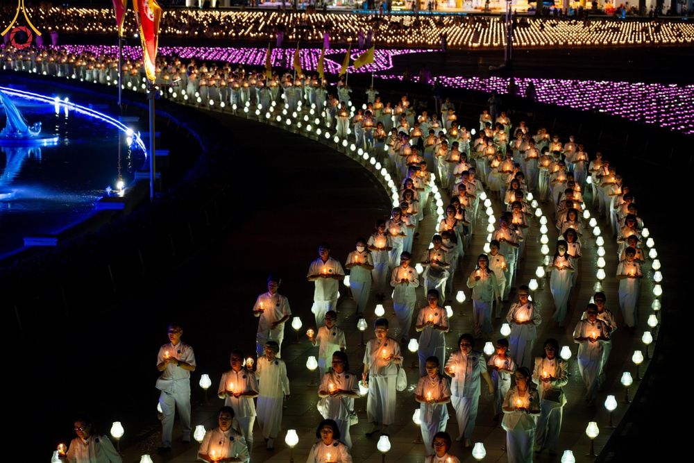 ภาพ No.279312:พิธีจุดวิสาขประทีป พิธีเวียนประทักษิณ ในวันวิสาขบูชา พุธที่ 22 พฤษภาคม พ.ศ. 2567 ( วันพระขึ้น 15 ค่ำ เดือน 6 ) ณ ลานธรรม พระมหาธรรมกายเจดีย์ วัดพระธรรมกาย จ.ปทุมธานี