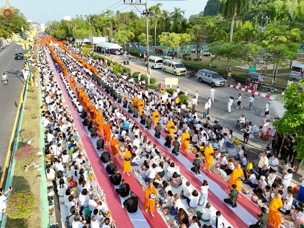 ภาพ No.235232:วันอาทิตย์ที่ 27 กรกฎาคม พ.ศ. 2568 พิธีตักบาตรพระ1,000 รูป ทำบุญเมืองพัทลุง ประธานสงฆ์ พระปริยัติวชิโรดม  เจ้าคณะจังหวัดพัทลุง ประธานฆราวาส นายรัฐศาสตร์ ชิดชู  ผู้ว่าราชการจังหวัดพัทลุง